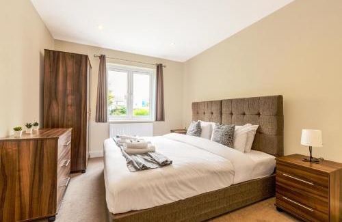 Stanwell Apartment | Cosy 2BR Flat with Patio, Heathrow 5 mins away