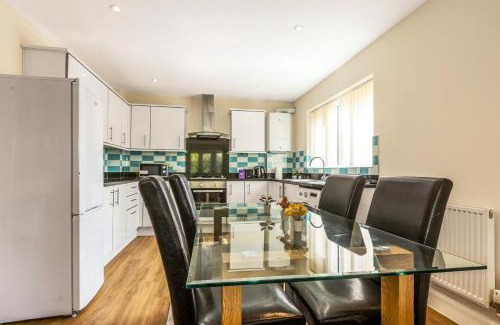 Stanwell Apartment | Cosy 2BR Flat with Patio, Heathrow 5 mins away