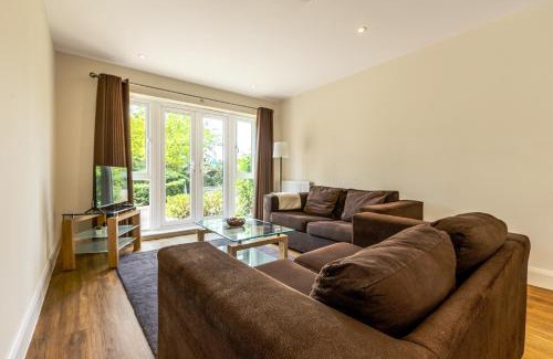 Stanwell Apartment | Cosy 2BR Flat with Patio, Heathrow 5 mins away