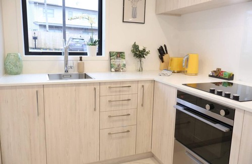 Henderson Apartment | Cosy 2BR House in Awaroa Road