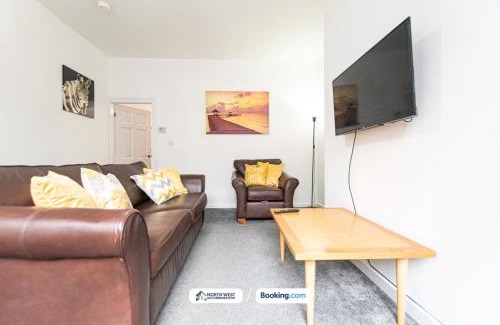 Farnworth House | Cosy 2BR House in Bolton with Free WiFi & Parking
