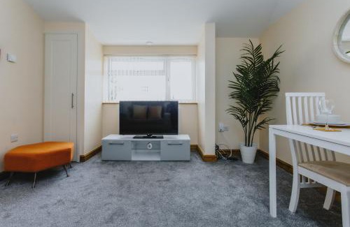 Nottingham Apartment | Cosy 2nd Floor Apartment - King Size Bed & Free Parking