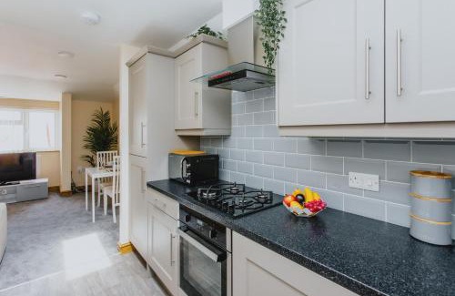 Nottingham Apartment | Cosy 2nd Floor Apartment - King Size Bed & Free Parking