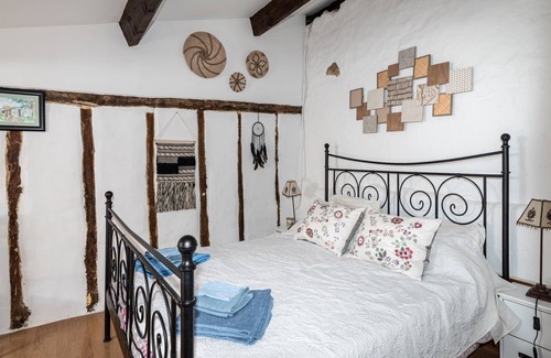 La Sauvetat-du-Dropt Bed & Breakfast | Cosy 3 bedroom house with pool