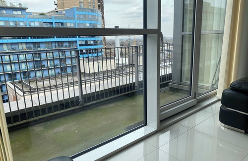 Docklands Apartment | Cosy 3 bed Penthouse in Royal Docks London
