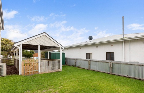 Mount Gambier Cottage | Cosy 3 bedroom cottage with indoor fire