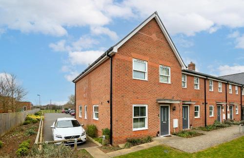 Bicester Apartment | Cosy 3 Bedroom Home Next to Bicester Village!