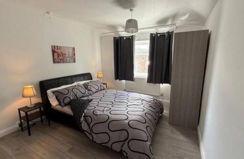 Oxford House | Cosy 3 Bedroom Home, Parking & Bus