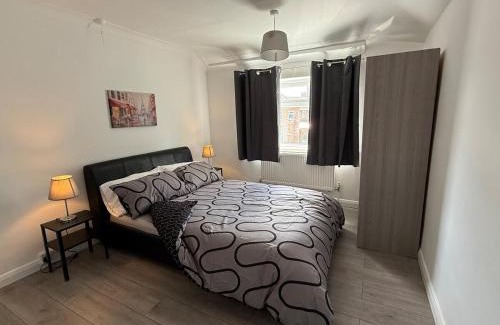 Oxford House | Cosy 3 Bedroom Home, Parking & Bus