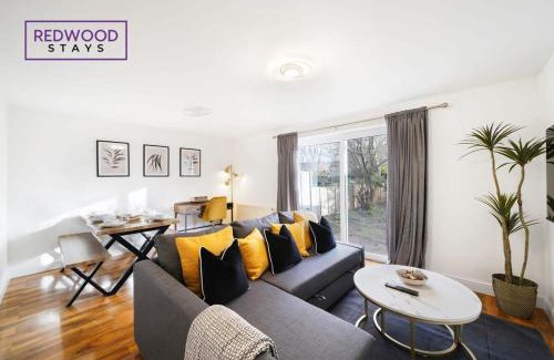 Rushmoor District House | COSY 3 BEDROOM SERVICED HOUSE WITH FREE WiFi AND PARKING, ITS PERFECT FOR BUSINESS STAYS, FAMILIES, RELOCATIONS, EXTENDED STAYS AND EMERGENCY ACCOMMODATION by REDWOOD STAYS