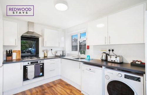 Rushmoor District House | COSY 3 BEDROOM SERVICED HOUSE WITH FREE WiFi AND PARKING, ITS PERFECT FOR BUSINESS STAYS, FAMILIES, RELOCATIONS, EXTENDED STAYS AND EMERGENCY ACCOMMODATION by REDWOOD STAYS