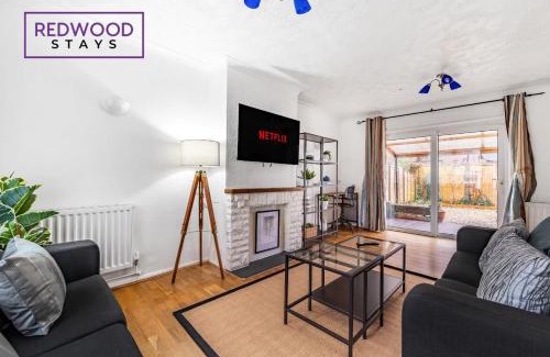 Camberley House | COSY 3 BEDROOM SERVICED HOUSE WITH FREE FAST WiFi AND PARKING FOR 2 CARS, ITS PERFECT FOR BUSINESS STAYS, FAMILIES, RELOCATIONS, EXTENDED STAYS AND EMERGENCY ACCOMMODATION by REDWOOD STAYS