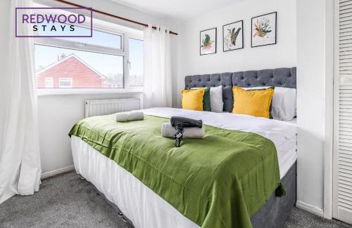 Camberley House | COSY 3 BEDROOM SERVICED HOUSE WITH FREE FAST WiFi AND PARKING FOR 2 CARS, ITS PERFECT FOR BUSINESS STAYS, FAMILIES, RELOCATIONS, EXTENDED STAYS AND EMERGENCY ACCOMMODATION by REDWOOD STAYS