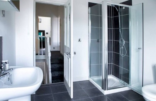 Selby Apartment | Cosy 3-Bedroom Willow House