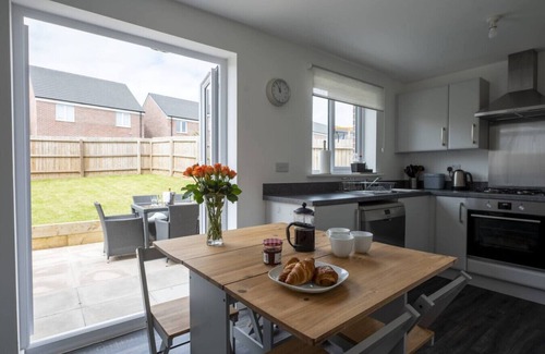 Bridgend House | Cosy 3 Bed Near Beaches, Cardiff and Brecon Beacons