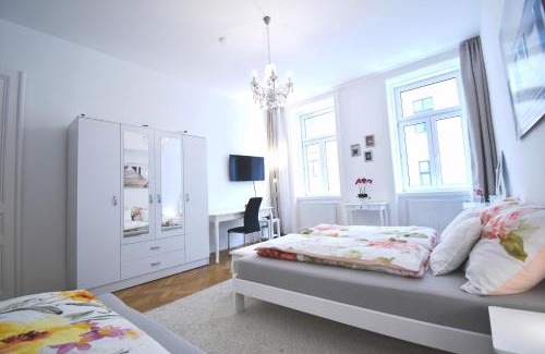 Schottenfeld Apartment | Cosy 3 Room Viennese Flat - 10min to City Center