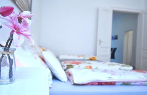 Schottenfeld Apartment | Cosy 3 Room Viennese Flat - 10min to City Center