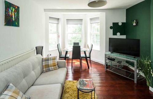 Coldharbour Apartment | Cosy 3BD London accommodation for 6 /6 beds
