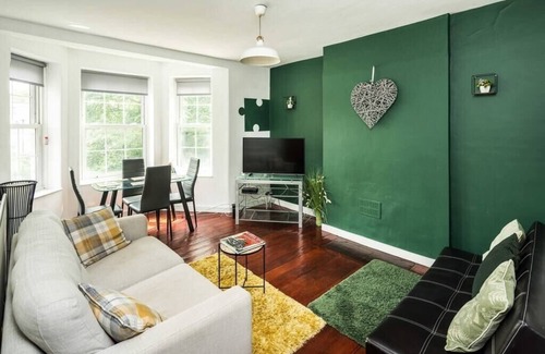 Coldharbour Apartment | Cosy 3BD London accommodation for 6 /6 beds