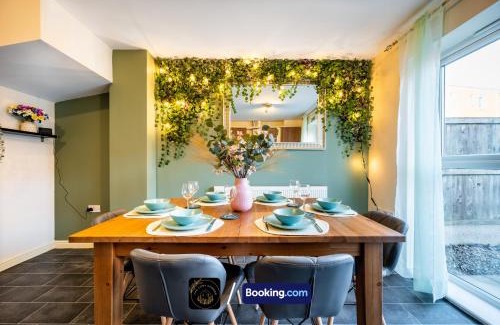 Chorlton-on-Medlock Apartment | Cosy 4-Bed House, Garden, Free Parking & WiFi