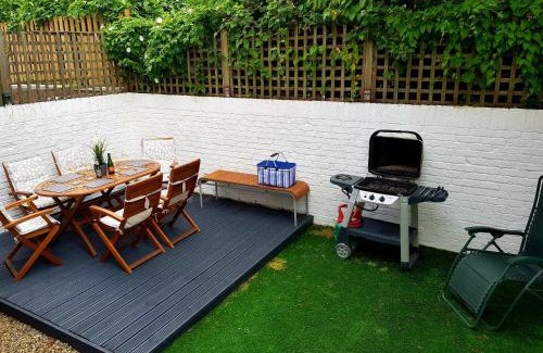 Leeds House | Cosy 4Bedroom House Near City Centre By Homebird Property Management Short Lets & Serviced Accommodation Leeds With Private Parking & Garden