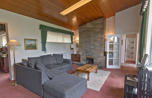 Helen's Bay House | Cosy 4BR in Helens Bay ★ 5 min walk to beach 🌊