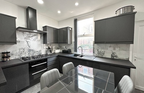 Levenshulme House | Cosy 6-Bed Home in Levenshulme