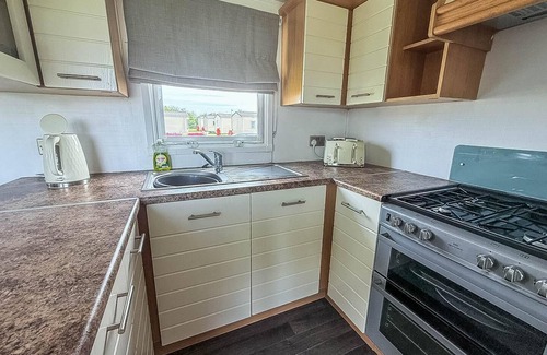 Louth House | Cosy 8 berth caravan with lovely field views at Sunnydale ref 35353S