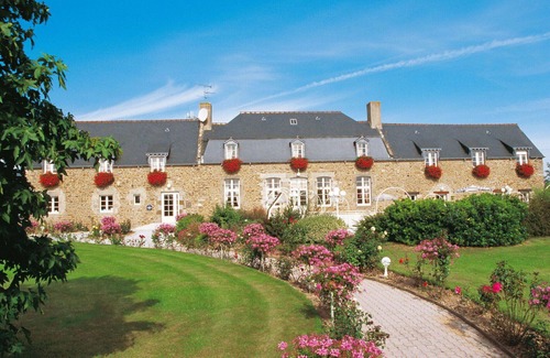 Saint-Jouan-des-Guerets Apartment | Cosy apartment for 5 people with pool, WIFI, TV, terrace and parking