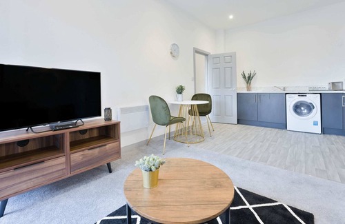 Brierley Hill Apartment | Cosy and Bright 1 Bedroom Apartment, Dudley