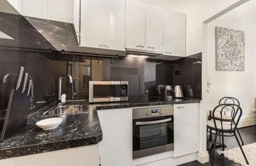 Chinatown Apartment | Cosy and Central City Studio Near Attractions