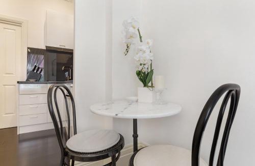 Chinatown Apartment | Cosy and Central City Studio Near Attractions