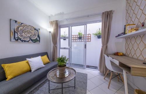 Claremont Apartment | Cosy and Central in Claremont