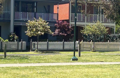 Lynbrook House | Cosy and convenient townhouse in Lynbrook.