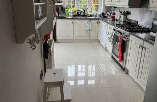 Canons House | Cosy and lovely 4-Bed House in Stanmore