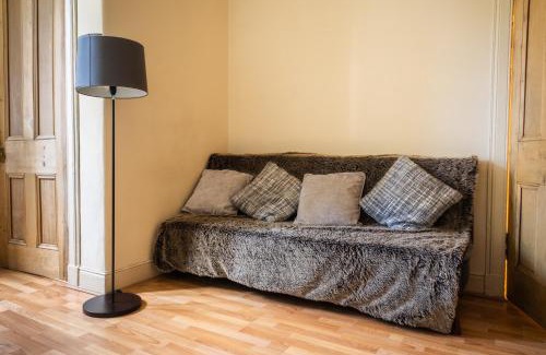 Bonnington Apartment | Cosy and Modern Apartment in Central Edinburgh