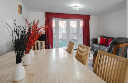Everton House | Cosy and modern home in central location Pass the Keys