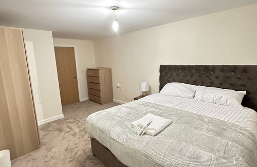 North Woolwich Apartment | Cosy and Relaxing apartment with Thames River view