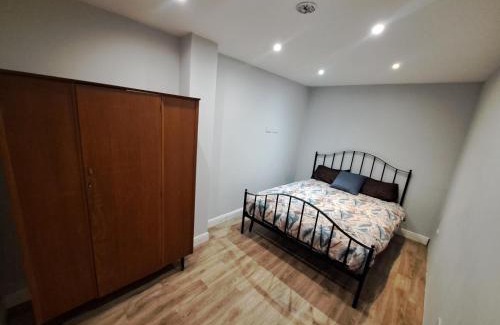Newark upon Trent House | Cosy and spacious room in home with King Size bed