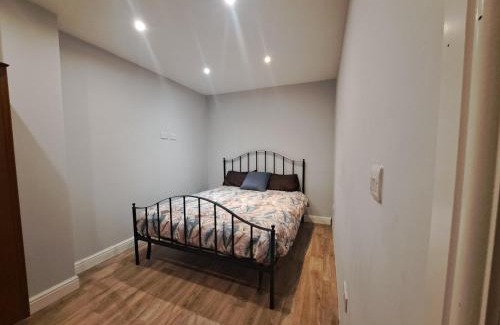 Newark upon Trent House | Cosy and spacious room in home with King Size bed