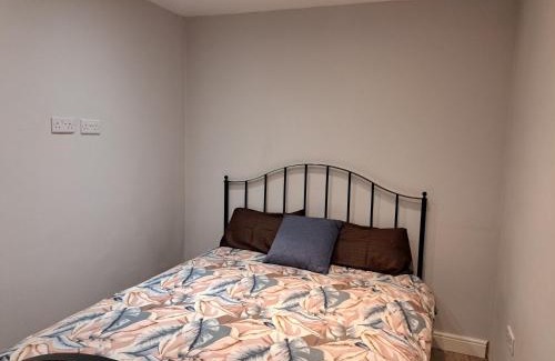 Newark upon Trent House | Cosy and spacious room in home with King Size bed