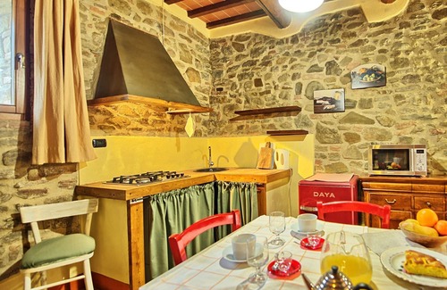 Torre A Castello Apartment | Cosy apartment for 3 people with pool, WIFI, pets allowed and panoramic view