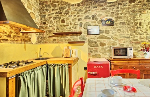 Torre A Castello Apartment | Cosy apartment for 3 people with pool, WIFI, pets allowed and panoramic view