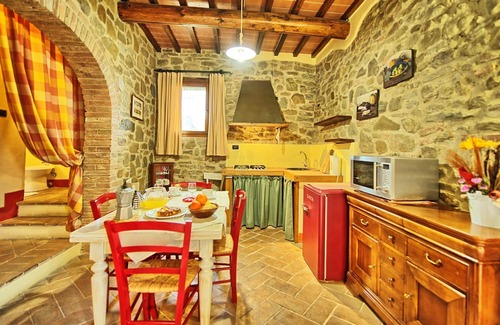 Torre A Castello Apartment | Cosy apartment for 3 people with pool, WIFI, pets allowed and panoramic view