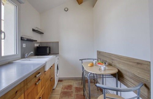 Le Beausset Apartment | Cosy apartment for 4 people with A/C, WIFI, TV, terrace, pets allowed and parking