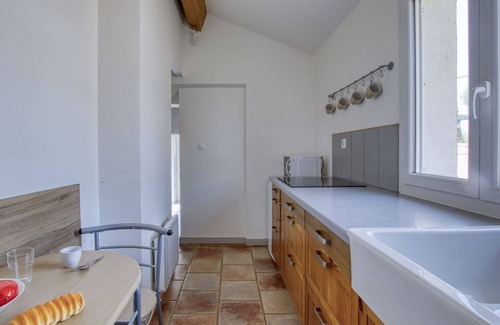 Le Beausset Apartment | Cosy apartment for 4 people with A/C, WIFI, TV, terrace, pets allowed and parking