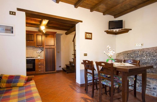 Fabbriche di Vallico Villa | Cosy apartment in villa for 6 guests with WIFI, pool, TV, patio and pets allowed