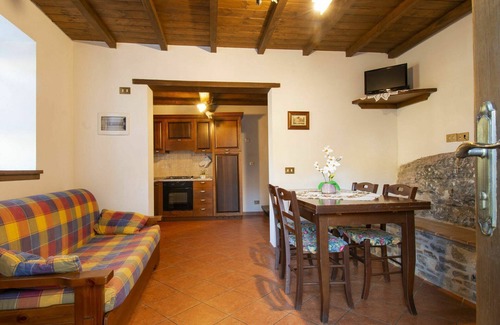 Fabbriche di Vallico Villa | Cosy apartment in villa for 6 guests with WIFI, pool, TV, patio and pets allowed