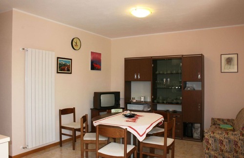 Marciano della Chiana Apartment | Cosy apartment for 5 guests with A/C, pool, TV, terrace and parking, close to Arezzo