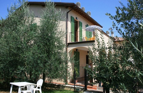 Marciano della Chiana Apartment | Cosy apartment for 5 guests with A/C, pool, TV, terrace and parking, close to Arezzo